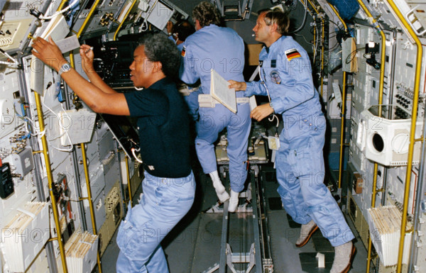 61A-01-030 (30 Oct.-6 Nov. 1985) --- Mission specialist Guion S. Bluford prepares to perform a physics experiment onboar
