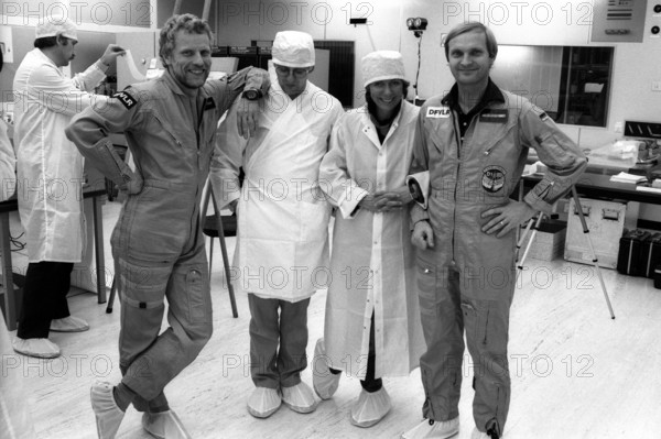 Bildnummer: 55315604 Datum: 06.03.1985 Copyright: imago/Dieter Bauer
Astronaut Ernst Messerschmid (re.) und Reinhard Furrer (li.) während eines Besuchs im ESTEC-Forschungsgelände in Noordwijk/Holland, Personen People 1985 003C kbsw kbneg xub 1985 quer Raumfahrt krux
Bildnummer 55315604 Date 06 03 1985 Copyright Imago Dieter Bauer Astronaut Ernst Messerschmid right and Reinhard Furrer left during a Visit in ESTEC Research site in Noordwijk Holland People Celebrities 1985 KBsw Kbneg 1985 horizontal Space crux