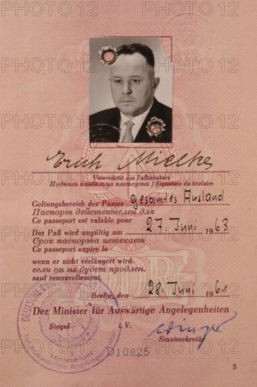 Bildnummer: 56957506  Datum: 17.08.2004  Copyright: imago/teutopress
Feature: Diplomatenpass von Erich Mielke 08/04 thg DDR Deutsche Demokratische Republik Stasi Staatssicherheit Minister MfS Berlin Ministerium Pass Diplomat Diplomatenausweis Reisepass Dokument Ausweis Passfoto Foto Passbild Unterschrift Signatur wurde vom Bielefelder Internet-Auktionator Alexander Boller im Kundenauftrag zusammen mit anderen Mielke-Dokumenten, Orden u.ä. am 22. August 2004 bei ebay für 13100 Euro versteigert hoch People x0x xkg 2004 hoch 

 56957506 Date 17 08 2004 Copyright Imago  Feature Diplomatic passport from Erich Mielke 08 04 THG GDR German Democratic Republic Stasi State Security Ministers Stasi Berlin Ministry Passport Diplomat  Passport Document Card Passport photo Photo Passport picture Signature Signature was of Bielefeld Internet Auctioneer Alexander Boller in Customers order together with others Mielke Documents Order U ä at 22 August 2004 at eBay for  Euro auctioned vertical Celebrit...