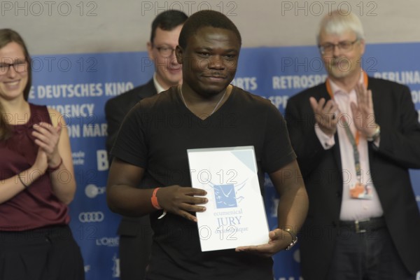Regisseur Dieudo Hamadi mit dem Preis der Ökomenischen Jury für den Film Maman Colonelle anlässlich