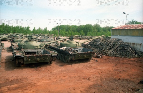 Bildnummer: 54828790  Datum: 23.05.1995  Copyright: imago/sepp spiegl
Verschrottung von Kampfpanzern aus der DDR in Charlottenhof/Görlitz, Objekte; 1995 Deutschland BRD Fotostory Schrottplatz Panzer Kampfpanzer Schrott Militärschrott Reduzierung abwracken; , quer, Kbneg, Gruppenbild,  , Militaer, Staat,

Bildnummer 54828790 Date 23 05 1995 Copyright Imago Sepp Spiegl Scrapping from Battle tanks out the GDR in Charlottenhof Görlitz Objects 1995 Germany GERMANY Photo Story Scrap yard Tanks Battle tanks Scrap Military scrap Reduction Scrapping horizontal Kbneg Group photo Military State