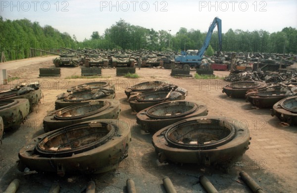 Bildnummer: 54828822 Datum: 23.05.1995 Copyright: imago/sepp spiegl
Verschrottung von Kampfpanzern aus der DDR in Charlottenhof/Görlitz, Objekte , Highlight; 1995 Deutschland BRD Fotostory Schrottplatz Panzer Kampfpanzer Schrott Militärschrott Reduzierung abwracken; , quer, Kbneg, Totale, , Militaer, Staat,
Bildnummer 54828822 Date 23 05 1995 Copyright Imago Sepp Spiegl Scrapping from Battle tanks out the GDR in Charlottenhof Görlitz Objects Highlight 1995 Germany GERMANY Photo Story Scrap yard Tanks Battle tanks Scrap Military scrap Reduction Scrapping horizontal Kbneg long shot Military State