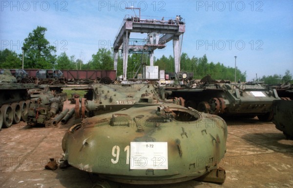 Bildnummer: 54828824 Datum: 23.05.1995 Copyright: imago/sepp spiegl
Verschrottung von Kampfpanzern aus der DDR in Charlottenhof/Görlitz, Objekte; 1995 Deutschland BRD Fotostory Schrottplatz Panzer Kampfpanzer Schrott Militärschrott Reduzierung abwracken; , quer, Kbneg, Gruppenbild, , Militaer, Staat,
Bildnummer 54828824 Date 23 05 1995 Copyright Imago Sepp Spiegl Scrapping from Battle tanks out the GDR in Charlottenhof Görlitz Objects 1995 Germany GERMANY Photo Story Scrap yard Tanks Battle tanks Scrap Military scrap Reduction Scrapping horizontal Kbneg Group photo Military State