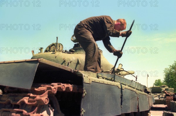 Bildnummer: 54828826 Datum: 23.05.1995 Copyright: imago/sepp spiegl
Verschrottung von Kampfpanzern aus der DDR in Charlottenhof/Görlitz, Objekte , Personen; 1995 Deutschland BRD Fotostory Schrottplatz Panzer Kampfpanzer Schrott Militärschrott Reduzierung abwracken; , quer, Kbneg, Einzelbild, , Militaer, Staat,
Bildnummer 54828826 Date 23 05 1995 Copyright Imago Sepp Spiegl Scrapping from Battle tanks out the GDR in Charlottenhof Görlitz Objects People 1995 Germany GERMANY Photo Story Scrap yard Tanks Battle tanks Scrap Military scrap Reduction Scrapping horizontal Kbneg Single Military State