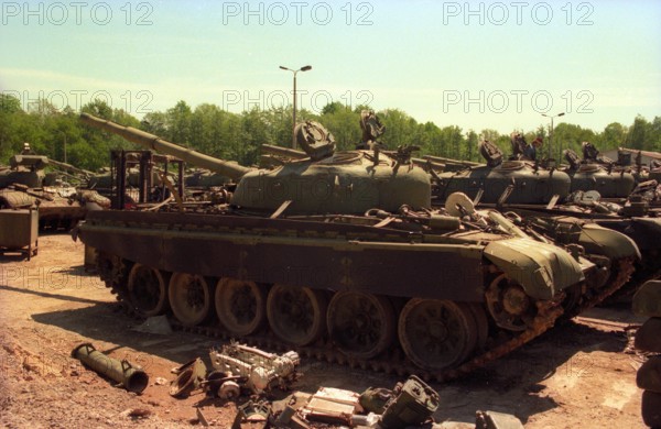 Bildnummer: 54828827 Datum: 23.05.1995 Copyright: imago/sepp spiegl
Verschrottung von Kampfpanzern aus der DDR in Charlottenhof/Görlitz, Objekte; 1995 Deutschland BRD Fotostory Schrottplatz Panzer Kampfpanzer Schrott Militärschrott Reduzierung abwracken; , quer, Kbneg, Einzelbild, , Militaer, Staat,
Bildnummer 54828827 Date 23 05 1995 Copyright Imago Sepp Spiegl Scrapping from Battle tanks out the GDR in Charlottenhof Görlitz Objects 1995 Germany GERMANY Photo Story Scrap yard Tanks Battle tanks Scrap Military scrap Reduction Scrapping horizontal Kbneg Single Military State