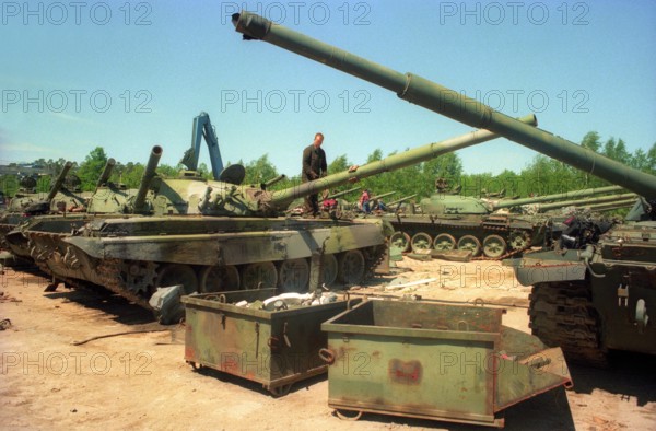 Bildnummer: 54828828 Datum: 23.05.1995 Copyright: imago/sepp spiegl
Verschrottung von Kampfpanzern aus der DDR in Charlottenhof/Görlitz, Objekte , Personen , Highlight; 1995 Deutschland BRD Fotostory Schrottplatz Panzer Kampfpanzer Schrott Militärschrott Reduzierung abwracken; , quer, Kbneg, Gruppenbild, , Militaer, Staat,
Bildnummer 54828828 Date 23 05 1995 Copyright Imago Sepp Spiegl Scrapping from Battle tanks out the GDR in Charlottenhof Görlitz Objects People Highlight 1995 Germany GERMANY Photo Story Scrap yard Tanks Battle tanks Scrap Military scrap Reduction Scrapping horizontal Kbneg Group photo Military State