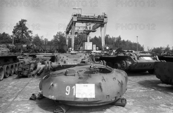 Bildnummer: 53922820 Datum: 23.05.1995 Copyright: imago/sepp spiegl
Unbrauchbarer Panzerturm - Abschluss der Reduzierungen von Kampfpanzern aus DDR-Beständen in Charlottenhof bei Görlitz/Sachsen, Objekte; 1995, Charlottenhof, Deutschland, Fotostory, sw, Kampfpanzer, Panzer, Abrüstung, Verschrottung, Schrott, Schrottplatz, Zerstörung, Abwracken; , quer, Kbneg, Einzelbild, Detail, , Militaer, Staat, Gesellschaft, Europa o00 Reduzierung
Bildnummer 53922820 Date 23 05 1995 Copyright Imago Sepp Spiegl Unbrauchbarer Tank tower Conclusion the Reductions from Battle tanks out GDR Stocks in Charlottenhof at Görlitz Saxony Objects 1995 Charlottenhof Germany Photo Story black and white Battle tanks Tanks Disarmament Scrapping Scrap Scrap yard Destruction Scrapping horizontal Kbneg Single Detail Military State Society Europe o00 Reduction