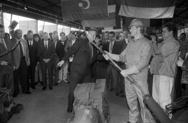Bildnummer: 53922826 Datum: 23.05.1995 Copyright: imago/sepp spiegl
Verteidigungsminister Volker Rühe (Mitte, Deutschland/CDU) und Außenminister Klaus Kinkel (li., Deutschland/FDP) während des Abschlusses der Reduzierungen von Kampfpanzern aus DDR-Beständen in Charlottenhof bei Görlitz/Sachsen, Personen; 1995, Charlottenhof, Deutschland, Fotostory, sw, Kampfpanzer, Panzer, Abrüstung, Verschrottung, Schrott, Schrottplatz, Zerstörung, Abwracken, Politik; , quer, Kbneg, Totale, Randbild, Militaer, Staat, People, Europa o00 Reduzierung
Bildnummer 53922826 Date 23 05 1995 Copyright Imago Sepp Spiegl Defence Minister Volker Rühe centre Germany CDU and Foreign Minister Klaus Kinkel left Germany FDP during the Financial statements the Reductions from Battle tanks out GDR Stocks in Charlottenhof at Görlitz Saxony People 1995 Charlottenhof Germany Photo Story black and white Battle tanks Tanks Disarmament Scrapping Scrap Scrap yard Destruction Scrapping politics horizontal Kbneg long shot ...