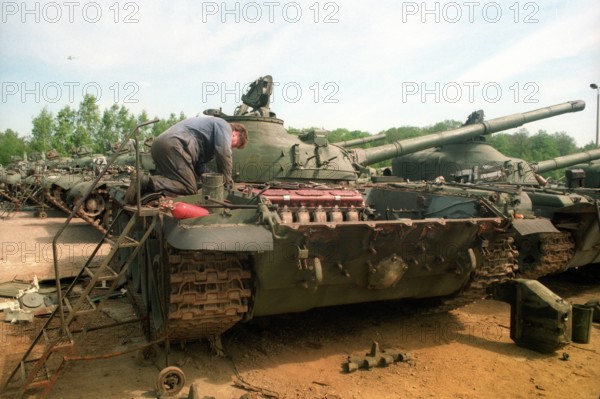 Bildnummer: 54828772  Datum: 23.05.1995  Copyright: imago/sepp spiegl
Verschrottung von Kampfpanzern aus der DDR in Charlottenhof/Görlitz, Objekte , Personen; 1995 Deutschland BRD Fotostory Schrottplatz Panzer Kampfpanzer Schrott Militärschrott Reduzierung abwracken; , quer, Kbneg, Einzelbild,  , Militaer, Staat,

Bildnummer 54828772 Date 23 05 1995 Copyright Imago Sepp Spiegl Scrapping from Battle tanks out the GDR in Charlottenhof Görlitz Objects People 1995 Germany GERMANY Photo Story Scrap yard Tanks Battle tanks Scrap Military scrap Reduction Scrapping horizontal Kbneg Single Military State