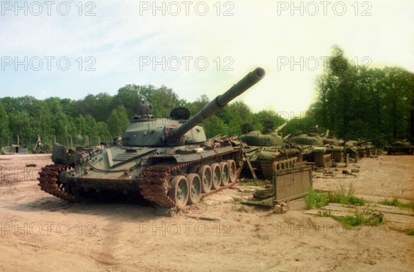 Bildnummer: 54828773 Datum: 23.05.1995 Copyright: imago/sepp spiegl
Verschrottung von Kampfpanzern aus der DDR in Charlottenhof/Görlitz, Objekte , Highlight; 1995 Deutschland BRD Fotostory Schrottplatz Panzer Kampfpanzer Schrott Militärschrott Reduzierung abwracken; , quer, Kbneg, Gruppenbild, , Militaer, Staat,
Bildnummer 54828773 Date 23 05 1995 Copyright Imago Sepp Spiegl Scrapping from Battle tanks out the GDR in Charlottenhof Görlitz Objects Highlight 1995 Germany GERMANY Photo Story Scrap yard Tanks Battle tanks Scrap Military scrap Reduction Scrapping horizontal Kbneg Group photo Military State