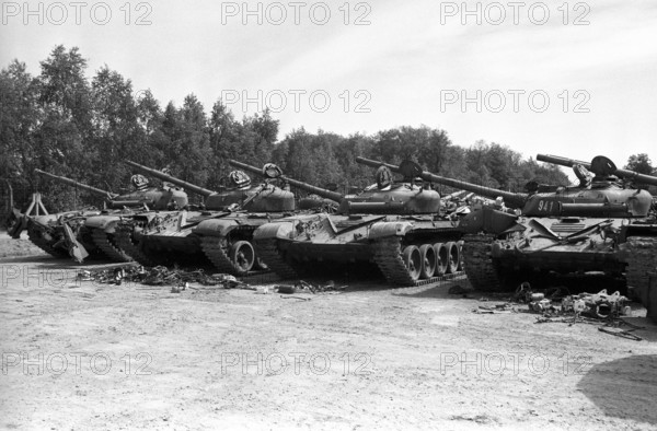 Bildnummer: 53922746 Datum: 23.05.1995 Copyright: imago/sepp spiegl
Abschluss der Reduzierungen von Kampfpanzern aus DDR-Beständen in Charlottenhof bei Görlitz/Sachsen, Objekte; 1995, Charlottenhof, Deutschland, Fotostory, sw, Kampfpanzer, Panzer, Abrüstung, Verschrottung, Schrott, Schrottplatz, Zerstörung, Abwracken; , quer, Kbneg, Gruppenbild, , Militaer, Staat, Gesellschaft, Europa o00 Reduzierung
Bildnummer 53922746 Date 23 05 1995 Copyright Imago Sepp Spiegl Conclusion the Reductions from Battle tanks out GDR Stocks in Charlottenhof at Görlitz Saxony Objects 1995 Charlottenhof Germany Photo Story black and white Battle tanks Tanks Disarmament Scrapping Scrap Scrap yard Destruction Scrapping horizontal Kbneg Group photo Military State Society Europe o00 Reduction