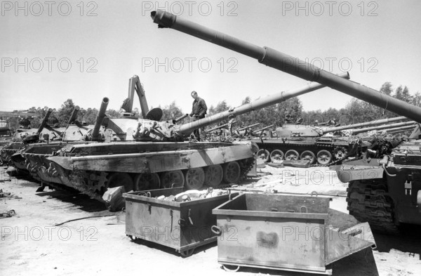 Bildnummer: 53922745 Datum: 23.05.1995 Copyright: imago/sepp spiegl
Abschluss der Reduzierungen von Kampfpanzern aus DDR-Beständen in Charlottenhof bei Görlitz/Sachsen, Objekte; 1995, Charlottenhof, Deutschland, Fotostory, sw, Kampfpanzer, Panzer, Abrüstung, Verschrottung, Schrott, Schrottplatz, Zerstörung, Abwracken; , quer, Kbneg, Gruppenbild, , Militaer, Staat, Gesellschaft, Europa o00 Reduzierung
Bildnummer 53922745 Date 23 05 1995 Copyright Imago Sepp Spiegl Conclusion the Reductions from Battle tanks out GDR Stocks in Charlottenhof at Görlitz Saxony Objects 1995 Charlottenhof Germany Photo Story black and white Battle tanks Tanks Disarmament Scrapping Scrap Scrap yard Destruction Scrapping horizontal Kbneg Group photo Military State Society Europe o00 Reduction