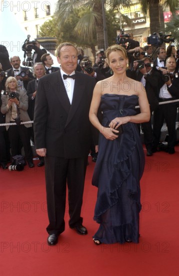 Bildnummer: 50769215 Datum: 14.05.2005 Copyright: imago/David Heerde
Schauspielerin Kristin Scott-Thomas (GBR) mit ihrem Mann Francois Oliviennes anlässlich der Filmpräsentation von CACHE während der 58. Filmfestspiele in Cannes, Personen , optimistisch; 2005, Cannes, Internationale, Internationales, Festival, Festivals, Filmfestival, Filmfestivals, Präsentation, Präsentationen, Filmpräsentationen, Christine, Schauspieler, Outfit, Kleid, Kleider, Abendkleid, Ehemann, Ehemänner, Ehepaar, Ehepaare, Paar, Paare, Pressetermin , ; , hoch, Kbdig, Gruppenbild, Film, Kunst, Frankreich, , People / Randbild