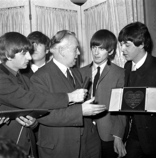Bildnummer: 55887075 Datum: 19.03.1964 Copyright: imago/United Archives
Harold Wilson with Beatles ( left to right , Ringo Starr , John Lennon , George Harrison and Paul McCartney ) at the 12th Annual Show Business Awards Luncheon of the Variety Club of Great Britain at the Dorchester Hotel in London . 19th March 1964 Mono Negative !AUFNAHMEDATUM GESCHÄTZT! kbdig 1964 quadrat 1960s 60s famous icon iconic Labour leader Liverpudlian personality politician pop group popular portrait sixties o0 Mc Cartney
55887075 Date 19 03 1964 Copyright Imago United Archives Harold Wilson With Beatles left to Right Ringo rigid John Lennon George Harrison and Paul McCartney AT The 12th Annual Show Business Awards Luncheon of The Variety Club of Great Britain AT The Dorchester Hotel in London 19th March 1964 Mono Negative date estimated Kbdig 1964 Square 1960s 60s Famous Icon Labour Leader Liverpudlian Personality politician Pop Group Popular Portrait Sixties o0 Mc Cartney