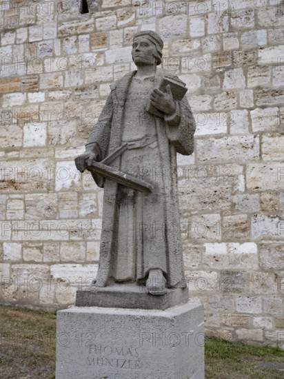Denkmal des Theologen und Reformtors Thomas Müntzer (ca. 1489-1525) am Frauentor der Stadtmauer von Mühlhausen, 1957 vo