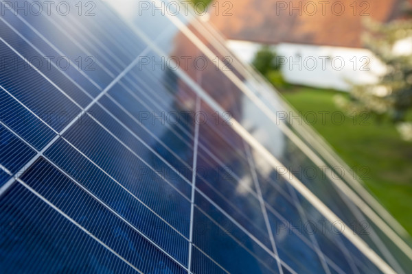 IMAGO Nature: Unsere Erde, Energiequellen, Photovoltaik Solarpanels im Detail Auf einem Dach verbaute Photovoltaikanlage