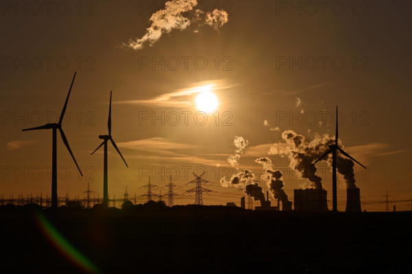 Strommasten und Windräder rund um das Kohlekraftwerk Neurath des Stromkonzerns RWE. Wegen der Energiekrise überlegt die