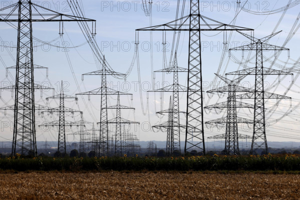 Strommasten und Windräder rund um das Kohlekraftwerk Niederaußem des Stromkonzerns RWE. Die Preise an den Strombörsen si