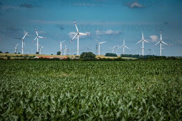 Region Uckermark im Bundesland Brandenburg: Landschaft Landwirtschaft Felder Windräder Windpark bei Templin Uckermark *