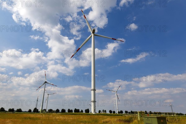 Windräder am Tagebau Garzweiler bei Köln. Hochneukirch, 22.06.2019 *** Wind turbines at the Garzweiler opencast mine ne