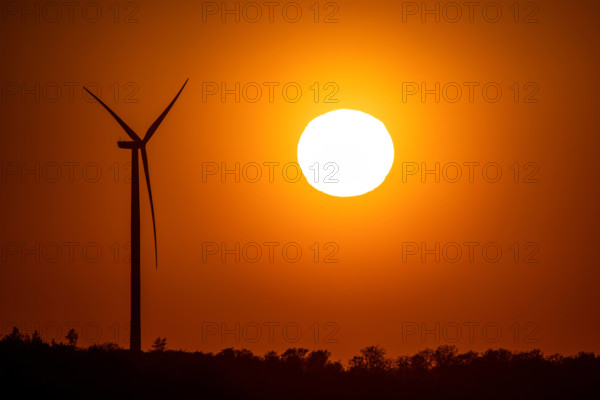 Sonnenuntergang neben Windrad 22.04.2020, Weilrod (Hessen): Die Sonne geht neben einem Windrad unter., Weilrod Deutschl