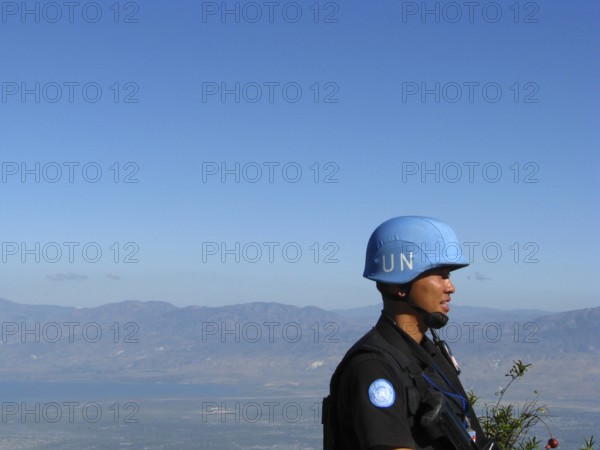 Bildnummer: 53375085 Datum: 30.05.2009 Copyright: imago/blickwinkel
Philippinischer Soldat der Stabilisierungsmission der Vereinten Nationen auf Haiti patrouilliert mit blauem Helm, Haiti, Provine de l Ouest, Kenskoff, Port-Au-Prince Philipinian soldier of the United Nations Stabilisation Mission in Haiti on patrol with blue helmet, Haiti, Provine de l Ouest, Kenskoff, Port-Au-Prince BLWS216839 kbdig 2009 quer Amerika amerikanisch Mittelamerika mittelamerikanisch Lateinamerika lateinamerikanisch Karibik karibisch Karibische Inseln Westindien Westindische Inseln Grosse Antillen Hispaniola Haiti haitianisch Querformat Port-au-Prince blauer Himmel wolkenloser Himmel blau Beruf Berufe Berufswelt Soldat Soldaten Militaer Blauhelmsoldat Blauhelmsoldaten Blauhelm Blauhelme UN-Blauhelm UN-Blauhelme UN-Friedenstruppe UN-Friedenstruppen Friedenstruppe der Vereinten Nationen Friedenstruppen der Vereinten Nationen Friedenstruppen Vereinten Nationen UN peacekeeping UN-Soldat UN-Soldaten Person P...