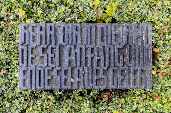 DEU, Deutschland, Baden-Württemberg, Stuttgart, 23.10.2019: Pragfriedhof Stuttgart im Herbst. Grab des Pfarrers und Lyri