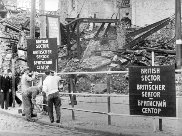 Nachkriegszeit in Berlin Original-Bildunterschrift: Die Westalliierten übernehmen ihre Sektoren von den Russen. Was ände