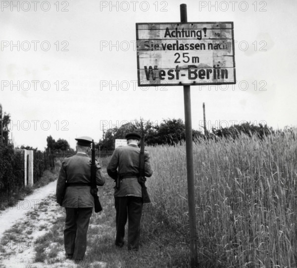 Am 7. Oktober 1959: 10 Jahre Sowjetzone Original-Bildunterschrift: Am 7. Oktober 1959: 10 Jahre Sowjetzone - Auf Wunsch