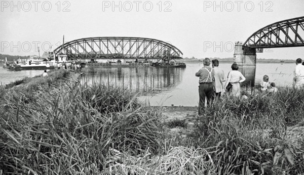 Archivfoto aus dem Juli 1978 von der Dömitzer Eisenbahnbrücke. Die fast einen Kilometer lange Elbquerung wurde 1870 - 18