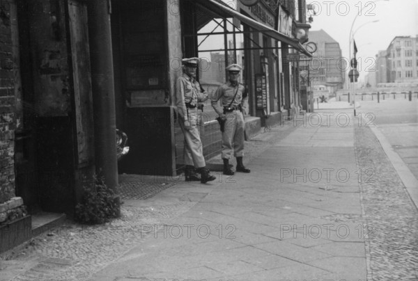 Berlin GER, 20230101,Berlin, Aufnahme ca.1960 Checkpoint Charlie *** Berlin GER, 20230101,Berlin, photo ca 1960 Checkpoi
