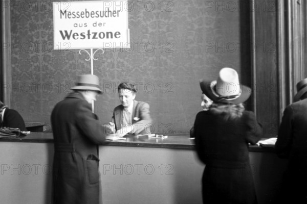 Leipziger Frühjahrs Messe 1949 Die Ausweispapiere der Westbürger werden kontrolliert, Leipzig Deutschland 1949. The trav