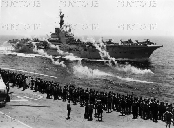 Bildnummer: 55840485 Datum: 01.01.1966 Copyright: imago/United Archives
Salutation in the Red Sea HMS Bulwark passing Albion in the Red Sea to the accompaniament of a salute of verey pistol shots. Albion is going home after 18 months in the Far East and Bulwark is taking over her East of Suez commitment September 1966 Mono Print !AUFNAHMEDATUM GESCHÄTZT! kbdig 2011 quer ships defence naval
Bildnummer 55840485 Date 01 01 1966 Copyright Imago United Archives salutation in The Red Sea HMS passing Albion in The Red Sea to The of a Salute of verey Pistol Shots Albion IS Going Home After 18 MONTHS in The Far East and IS Taking Over her East of Suez Commitment September 1966 Mono Print date estimated Kbdig 2011 horizontal Ships Defence Naval