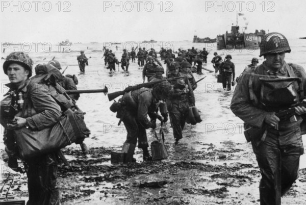 Bildnummer: 55838598 Datum: 06.06.1944 Copyright: imago/United Archives
WW2: American shock troops carrying full equipment wade on to the beachhead in Northern France during the Allied landing, 6th June 1944. D Day. Mono Print !AUFNAHMEDATUM GESCHÄTZT! kbdig 2011 quer WW2 WWII World War Two 174/13831 EA25636 France & French D Day o0 Zweiter Weltkrieg, Krieg, 2., Landung, D Day, Normandie
55838598 Date 06 06 1944 Copyright Imago United Archives WW2 American Shock Troops carrying Full Equipment Calf ON to The in Northern France during The ALLIED Landing 6th June 1944 D Day Mono Print date estimated Kbdig 2011 horizontal WW2 WWII World was Two 174 France & French D Day o0 Second World War II War 2 Landing D Day Normandy