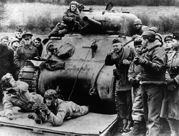 IMAGO History, Zweiter Weltkrieg: 1939 - 1945 General Eisenhower and Air Chief Marshal Tedder with US tank crew during D