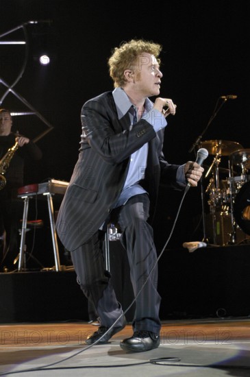 Bildnummer: 50598540 Datum: 26.05.2003 Copyright: imago/Stefan M Prager
Sänger Mick Hucknall (GBR/Simply Red) anlässlich eines Konzerts in München, Personen; 2003, München, Konzerte, Musiker, Pop, Soul, Hucknall; , hoch, Kbdig, Einzelbild, Freisteller, Musik, Kunst, Deutschland, Aktion, People
Bildnummer 50598540 Date 26 05 2003 Copyright Imago Stefan M Prague Singer Mick Hucknall GBR Simply Red during a Concert in Munich People 2003 Munich Concerts Musician Pop Soul Hucknall vertical Kbdig Single cut out Music Art Germany Action shot Celebrities