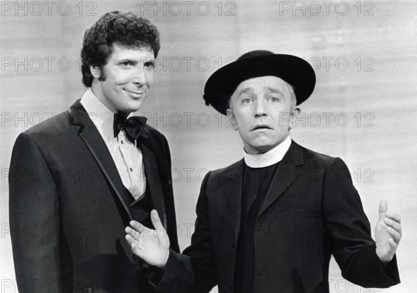 Tom Jones and Henry Gibson, circa 1971. PUBLICATIONxINxGERxSUIxAUTxONLY Copyright: xRoyxCummingsx 1063_017