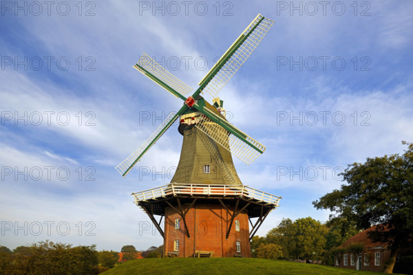 Eine der beiden Zwillingsmuehlen am Alten Greetsieler Sieltief, Krummhoern, Deutschland, Niedersachsen, Ostfriesland, Gr