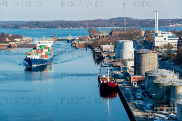 Ein aus der Ostsee kommender Containerfrachter verläßt die Schleuse in Holtenau in den Kanal auf dem Weg nach Brunsbütte