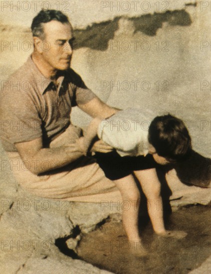Bildnummer: 55878452 Datum: 01.01.1954 Copyright: imago/United Archives
Earl Louis Mountbatten Great Uncle of Prince Charles in Malta. 1954 Colour 35mm Transparency !AUFNAHMEDATUM GESCHÄTZT! kbdig 2011 hoch Lord Louis Mountbatten Holiday Playing 1950 s 50 s
Bildnummer 55878452 Date 01 01 1954 Copyright Imago United Archives Earl Louis Mountbatten Great Uncle of Prince Charles in Malta 1954 Colour 35mm Transparency date estimated Kbdig 2011 vertical Lord Louis Mountbatten Holiday Playing 1950 S 50 S