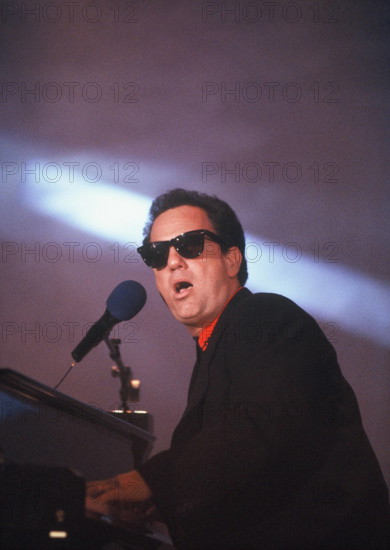 Der Sänger Billy Joel bei einem TV Auftritt , aufgenommen am 15.06.1990 *** The singer Billy Joel at a TV performance, r