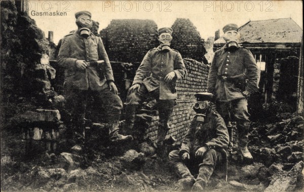 Erster Weltkrieg, I. WK, Deutsche Infanterie in Gasmasken *** World War I, I WK, German infantry in gas masks