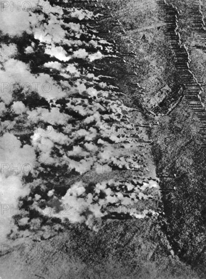 Bildnummer: 55858851 Datum: 01.01.1918 Copyright: imago/United Archives
First World War Chemical Warfare : A flier s view of a German gas attack , on the Eastern Front Mono Book Illustration kbdig 2011 hoch Early 20th Century WW1 Erster Weltkrieg Krieg 1. WWI World War One Aerial view Birds eye view Destruction Aftermarth Clouds of smoke Burning Chemical weapons
55858851 Date 01 01 1918 Copyright Imago United Archives First World was Chemical Warfare a flier S View of a German Gas Attack ON The Eastern Front Mono Book Illustration Kbdig 2011 vertical Early 20th Century first World War II War 1 WWI World was One Aerial View Birds Eye View Destruction Aftermarth Clouds of Smoke Burning Chemical Weapons