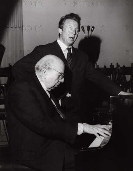 Robert Stolz, österreichischer Komponist und Dirigent, bei der Arbeit mit Opernsänger Rudolf Schock, Deutschland Mitte 1