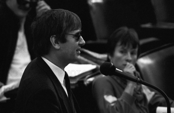 Bildnummer: 55389174 Datum: 28.06.1985 Copyright: imago/Dieter Bauer
Abgeordnete der Fraktion Die Grünen protestieren im Bundestag gegen das Vermummungsverbot - Otto Schily (Deutschland/Die Grünen) People Politik 4a kbneg sw xsp 1985 quer Sonnenbrille vermummen
Bildnummer 55389174 Date 28 06 1985 Copyright Imago Dieter Bauer MPs the Group the Greens Protest in Bundestag against the Vermummungsverbot Otto Schily Germany the Greens Celebrities politics 4A Kbneg black and white xsp 1985 horizontal Sunglasses vermummen