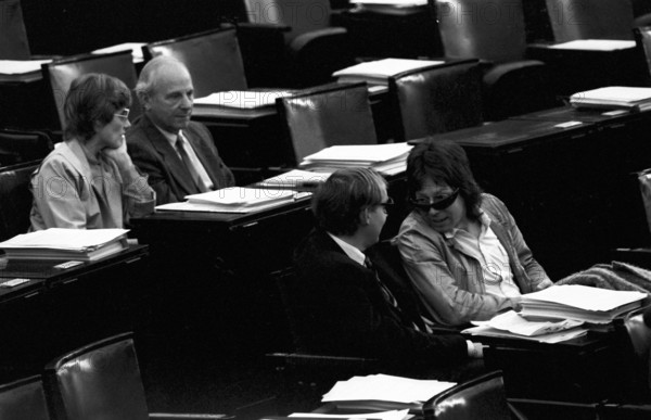 Bildnummer: 55389175 Datum: 28.06.1985 Copyright: imago/Dieter Bauer
Abgeordnete der Fraktion Die Grünen protestieren im Bundestag gegen das Vermummungsverbot Highlight People Politik 4a kbneg sw xsp 1985 quer Sonnenbrille vermummen krux
Bildnummer 55389175 Date 28 06 1985 Copyright Imago Dieter Bauer MPs the Group the Greens Protest in Bundestag against the Vermummungsverbot Highlight Celebrities politics 4A Kbneg black and white xsp 1985 horizontal Sunglasses vermummen crux
