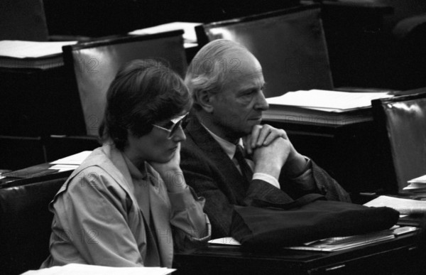 Bildnummer: 55389173 Datum: 28.06.1985 Copyright: imago/Dieter Bauer
Abgeordnete der Fraktion Die Grünen protestieren im Bundestag gegen das Vermummungsverbot - Petra Kelly (Deutschland/Die Grünen) People Politik 4a kbneg sw xsp 1985 quer Sonnenbrille vermummen
Bildnummer 55389173 Date 28 06 1985 Copyright Imago Dieter Bauer MPs the Group the Greens Protest in Bundestag against the Vermummungsverbot Petra Kelly Germany the Greens Celebrities politics 4A Kbneg black and white xsp 1985 horizontal Sunglasses vermummen