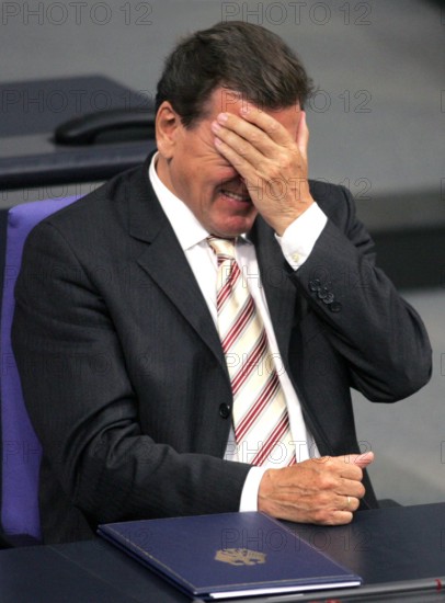 Bundeskanzler Gerhard Schröder (GER/SPD) hält die Hand vor die Augen nachdem er die Vertrauensfrage gestellt hat im Deu