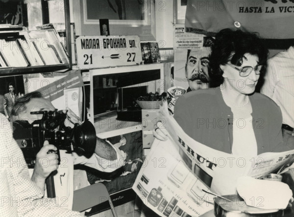 Italian journalist Franca Magnani in her workplace, Italy 1989 PUBLICATIONxNOTxINxITA