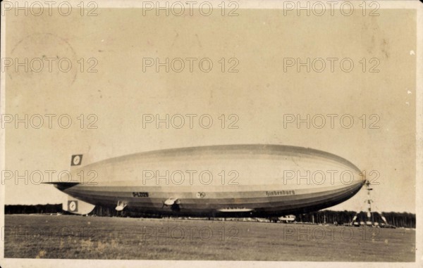 Zeppelin Hindenburg LZ 129 Starrluftschiff am Boden AUFNAHMEDATUM GESCHÄTZT
